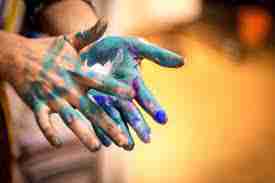 Eliminando la pintura en aerosol de tus manos: guía paso a paso