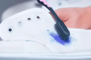 Descubre como eliminar efectivamente manchas de pintura en spray de los zapatos